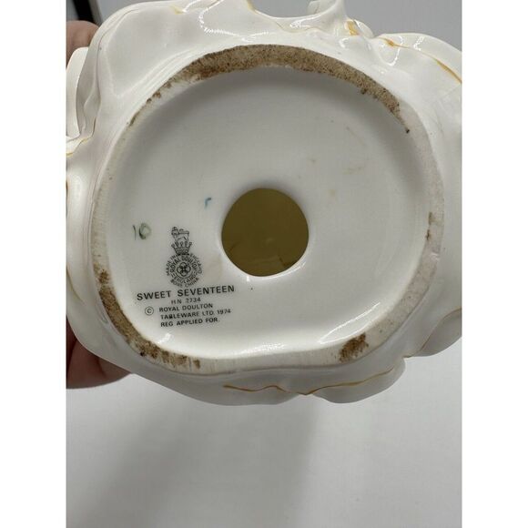 Royal Doulton Sweet Seventeen Figurine Porcelain HN 2734 Vintage England Lady - Picture 14 of 15